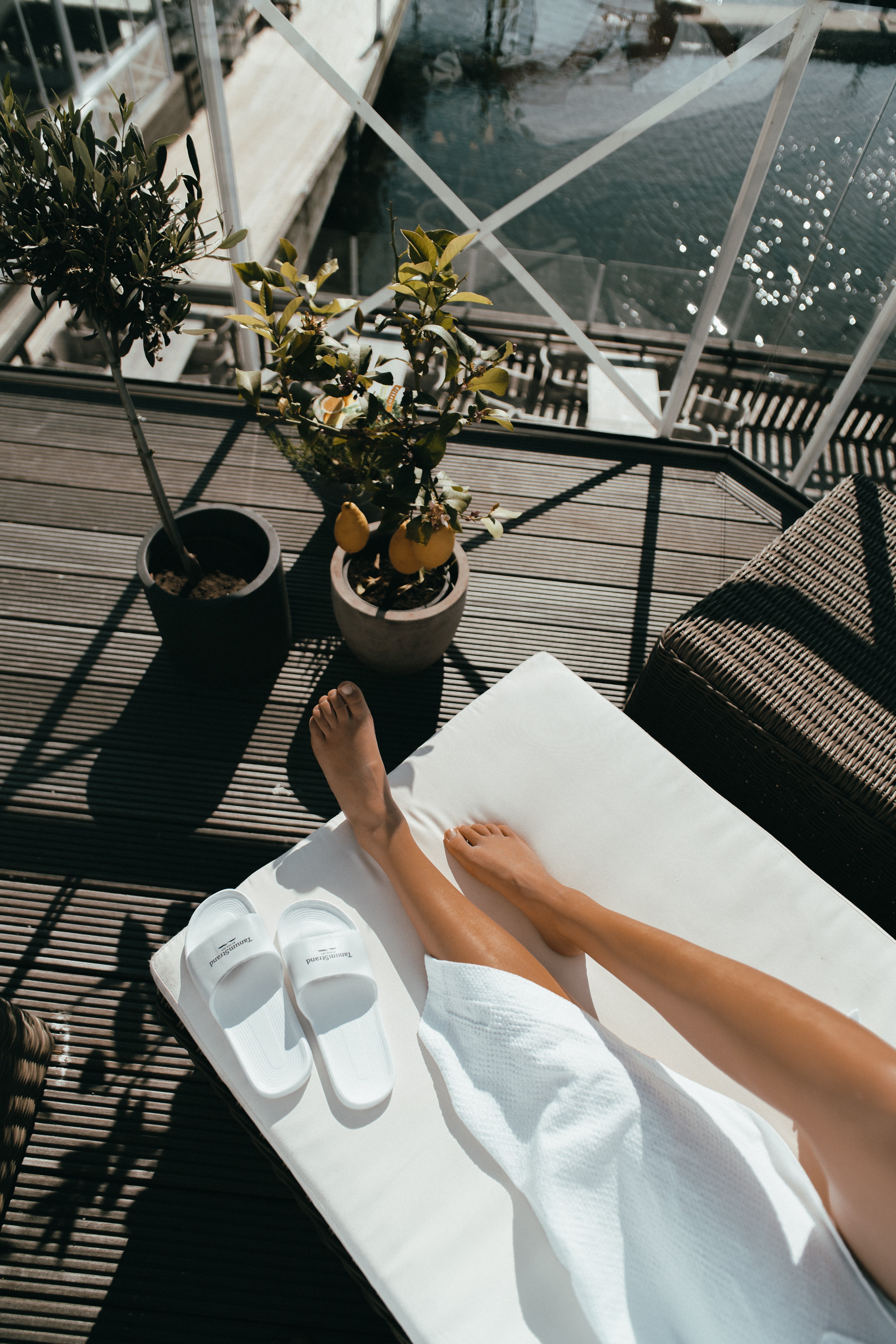 Relax-kvinna-utsikten-sommar-spa-horisont-tanumstrand-11..jpg